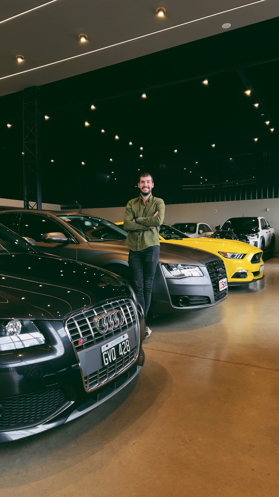 Manu Ledesma en el showroom de Autos en Argentina